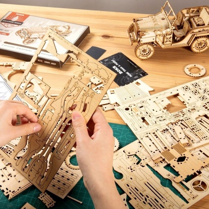 Puzzle 3D drewniane Jeep Wojskowy Robotime